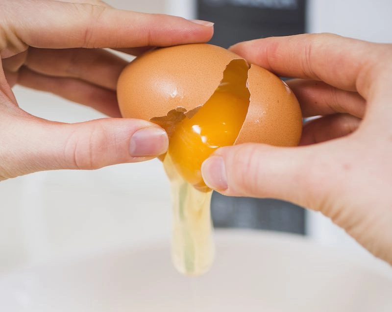 Cách giải bùa ngải bằng trứng gà sống