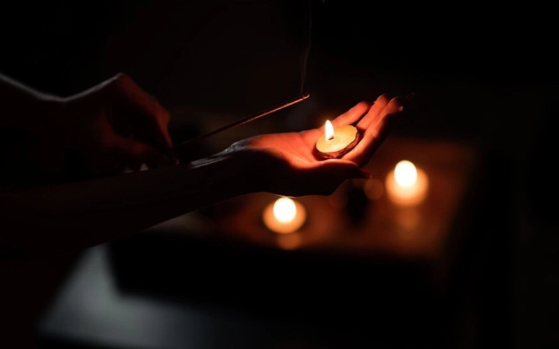Thắp hương cầu nguyện là một cách để bày tỏ lòng thành kính với các vị thần linh xin giải duyên âm